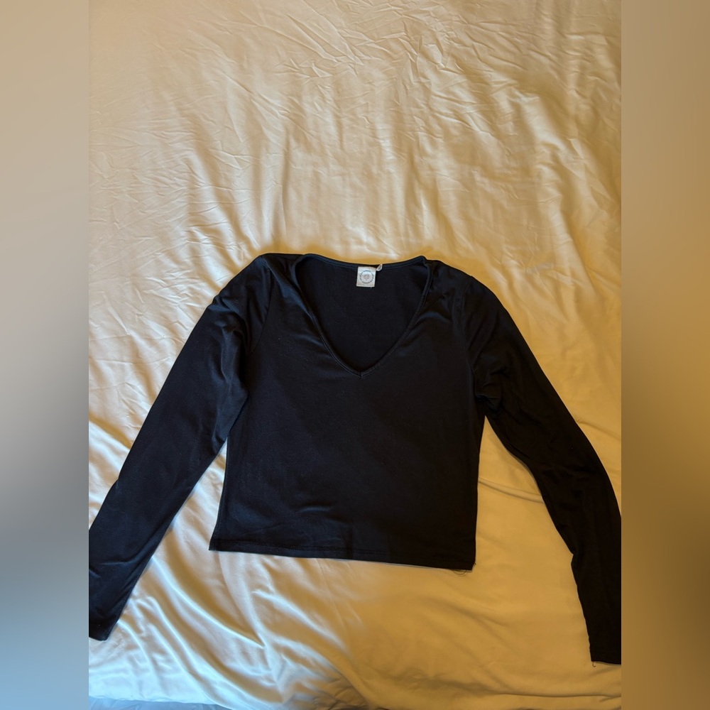 V-Neck long sleeve short fit, size Medium